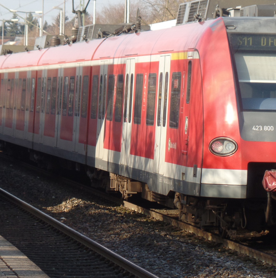 öffentliches Verkehrsmittel S-Bahn Linie  ( S11 ), links abbiegen